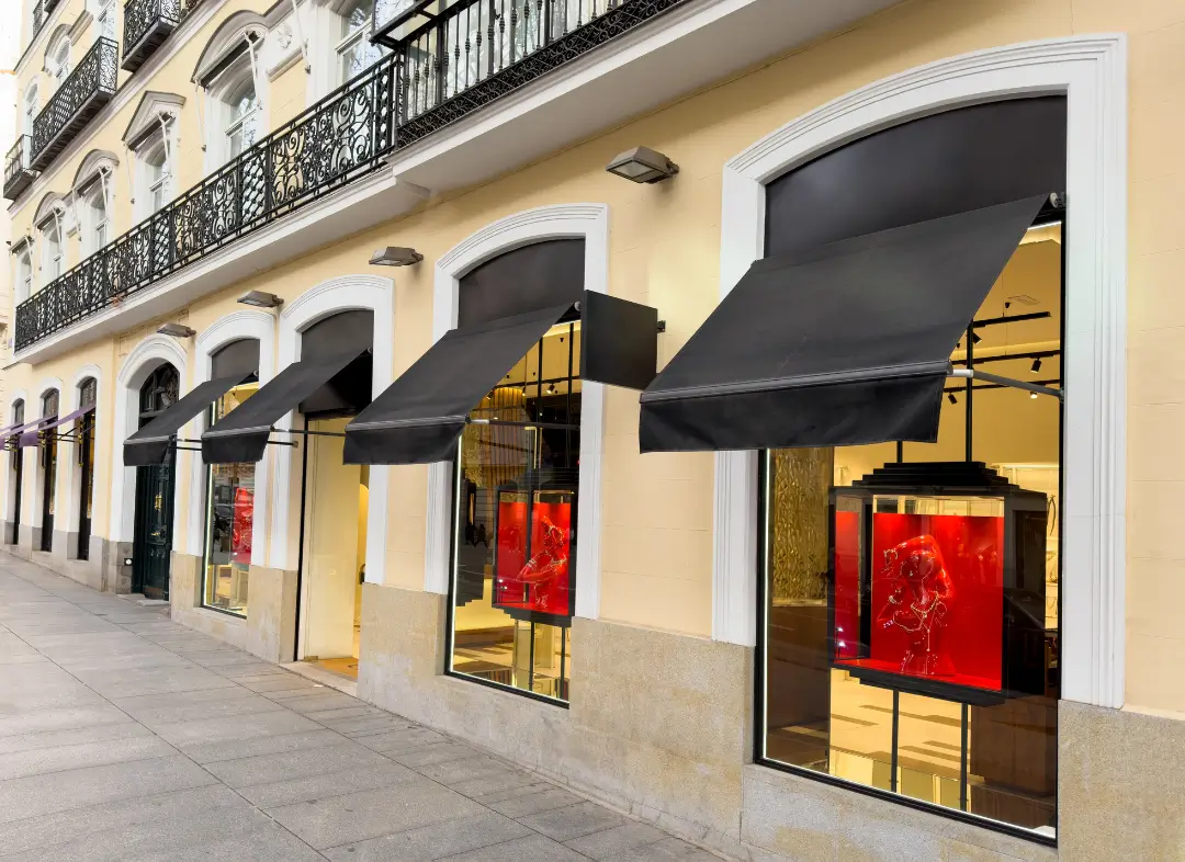 Façade vitrine de magasin en aluminium sur mesure à Ormes